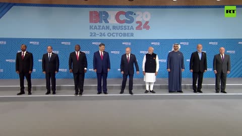 NOTIZIE DAL MONDO I leader dei Paesi membri dei BRICS sono arrivati per una foto prima dell'incontro in formato ristretto a Kazan al summit BRICS 2024 che si svolge dal 22 al 24 ottobre 2024