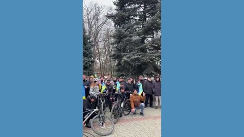 Demonstrators sing Ukrainian anthem in Melitopol