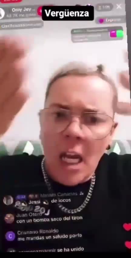 Seguidora de Sumar y PSOE: "España se divide en quienes trabajan y los que cobramos las ayudas"