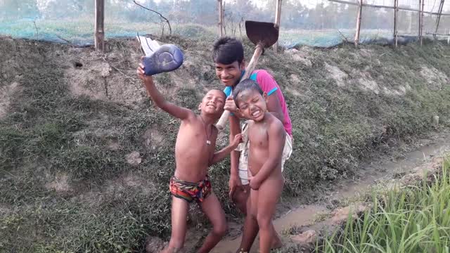 Stupid Selfi Kids Sweet Selfies/ funny video/ funny fails video/ বাংলা ফানি ভিডিও/ জুতা দিয়ে সেলফি