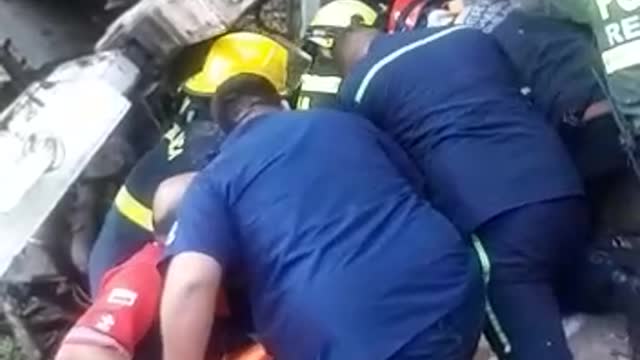 Un camión se volcó en la vía al aeropuerto Palonegro