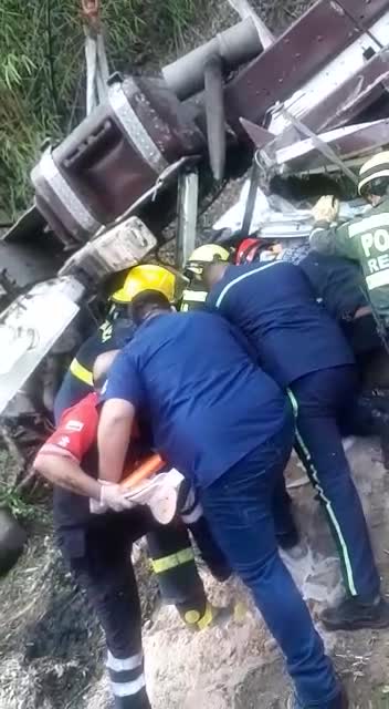 Un camión se volcó en la vía al aeropuerto Palonegro