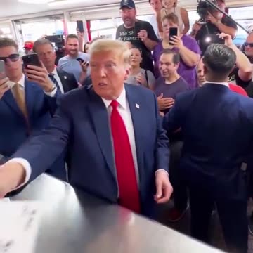 Left a huge tip in Philly, folks. It was tremendous! Philly loves me, and I love Philly! 💵👍🏼🔔