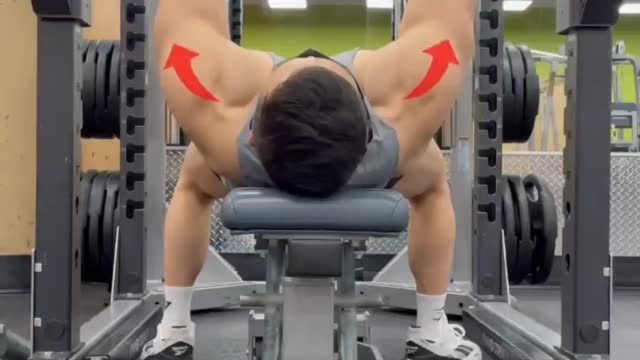 🚫 Stop rolling your shoulders forward during bench press! Keep your shoulders back