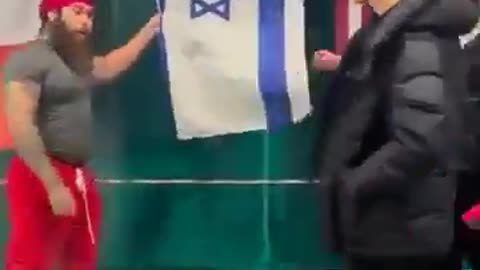 ¡Los #italianos ROMPEN la bandera #SIONISTA!