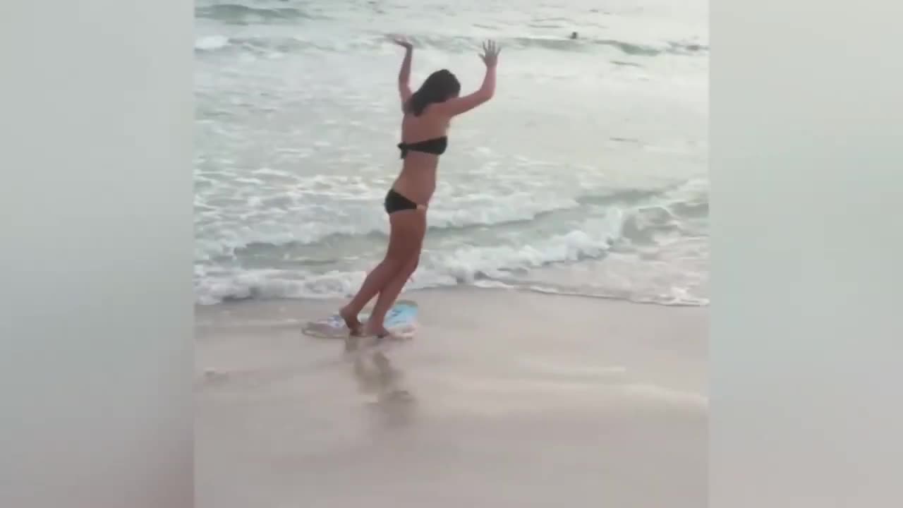 FAIL on the beach - This woman try to surf