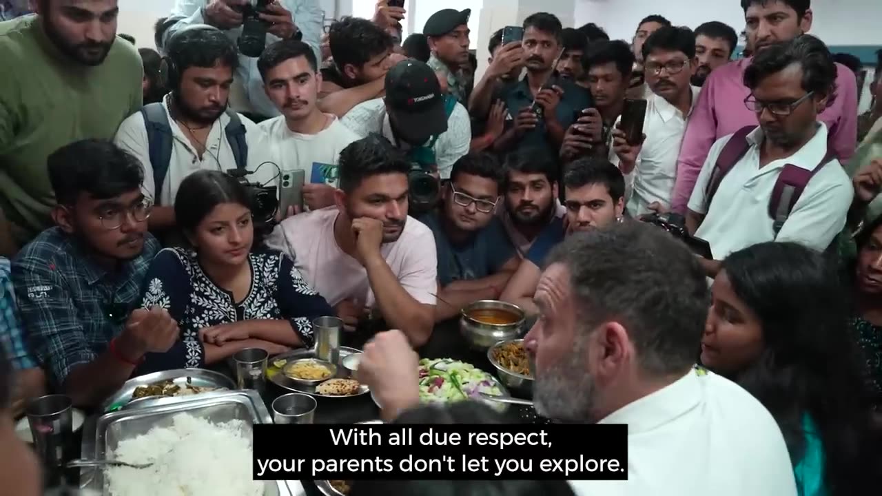 Delhi University Canteen Mein Lunch with Students | Rahul Gandhi