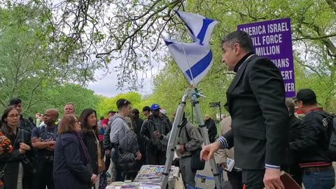 Speakers Corner - Ex Muslim Chris Preaching To Muslims With Love, Some Accept Hi