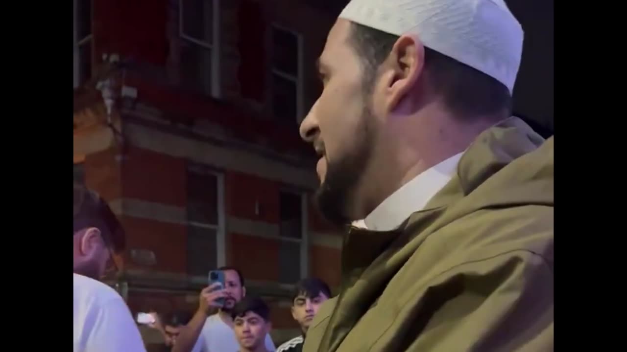 CROWD OF 300 PEOPLE TURN UP TO PROTECT LIVERPOOL MOSQUE