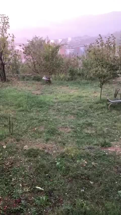 Stuhi në Gramsh, kokrrat e breshërit në madhësinë e një arre