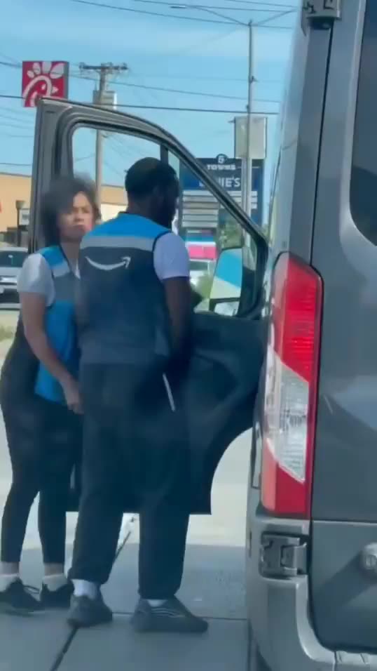 🚚💪 Amazon Driver Fights Off Carjacker in NYC 🚨🚔