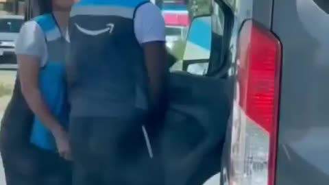 🚚💪 Amazon Driver Fights Off Carjacker in NYC 🚨🚔