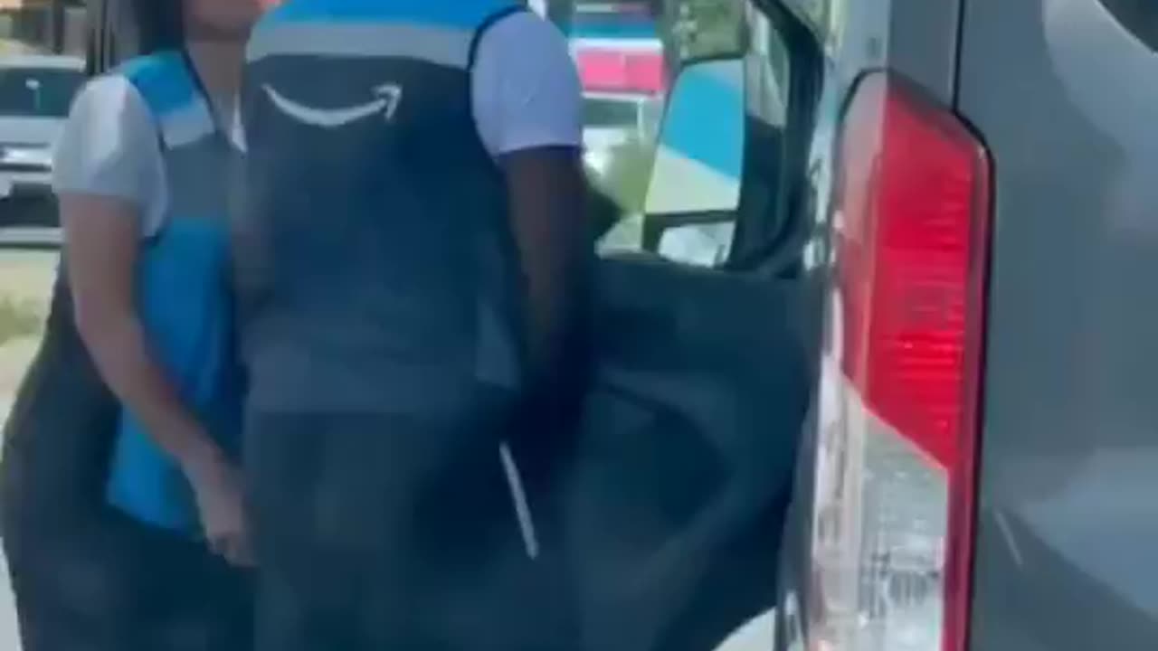🚚💪 Amazon Driver Fights Off Carjacker in NYC 🚨🚔