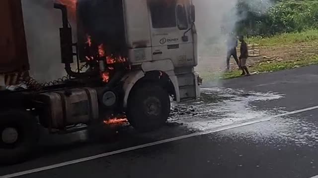 Truck countainer terbakar