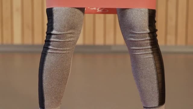 Correct performance of the squad exercise to tighten the muscles of glutes