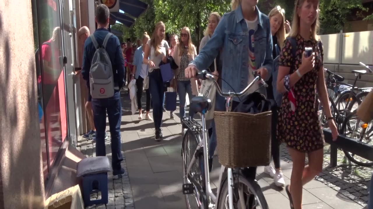 Nya studenter promenerar förbi vid Södergatan, Helsingborg 21 aug. 2017