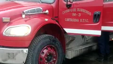 “¡No prenden!”: Vehículos de bomberos se quedaron varados ante emergencia