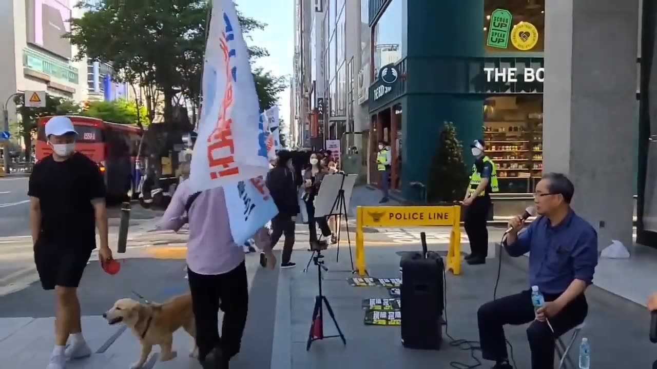 20210527_V3_S03(E72yIkTj9xQ)사람은 입마개를 하고 개는 입마개를 하지 않고