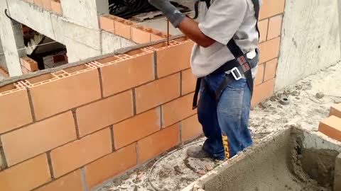 How to layer bricks easily with cement