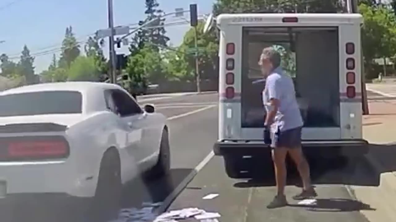 Thieves try Stealing from a USPS truck...but it all goes wrong....