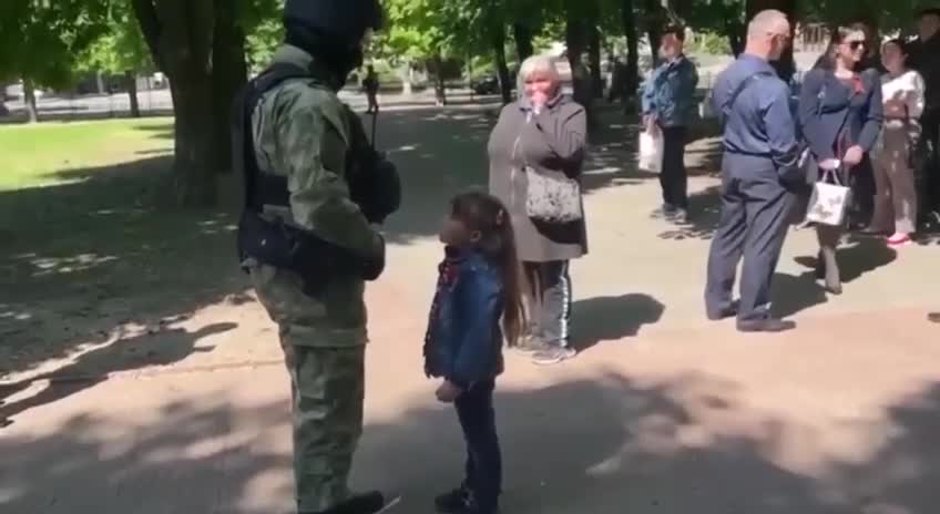 "Good luck to you. I love you very much" little girl to Russian soldier