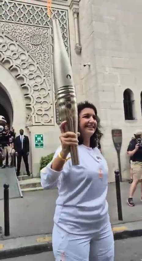 la fiamma olimpica è stata ricevuta dalla Grande Moschea di Parigi.