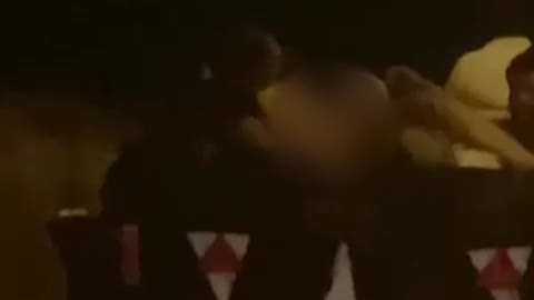 Video: El sexo se pasea sobre coche turístico en Cartagena