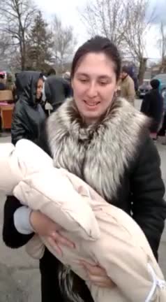 Žena z Dněprovky děkuje ruským vojákům