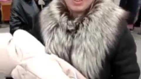 Žena z Dněprovky děkuje ruským vojákům