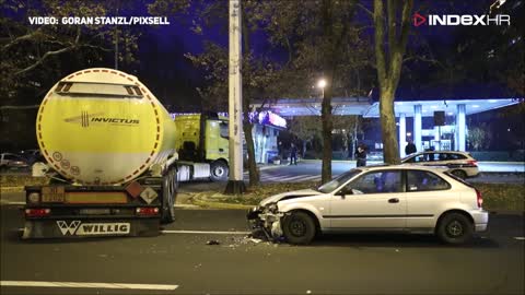 Zagreb: Automobil se sudario sa cisternom koja je skretala na benzinsku postaju