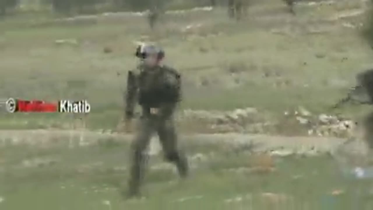 Israeli soldiers atacked with stones.