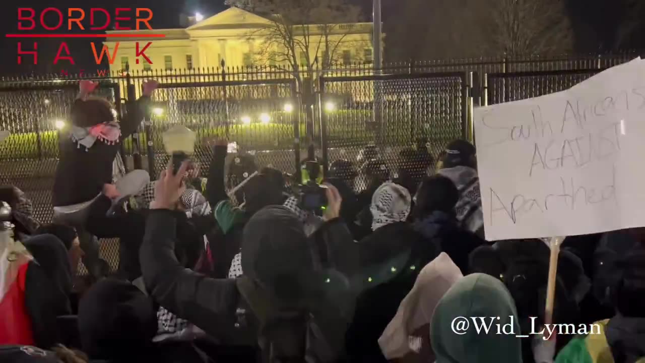 Protestors PRO PALESTINA have breached the reinforced gate of Withe House