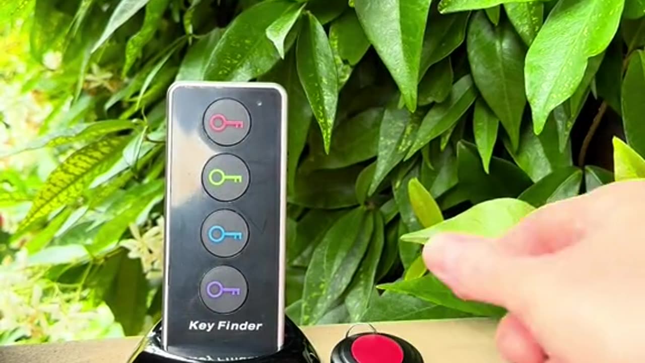 This key finder is a game changer! 🔑 #keyfinder #keys #wallet #handbag #lost #tracker #fyp