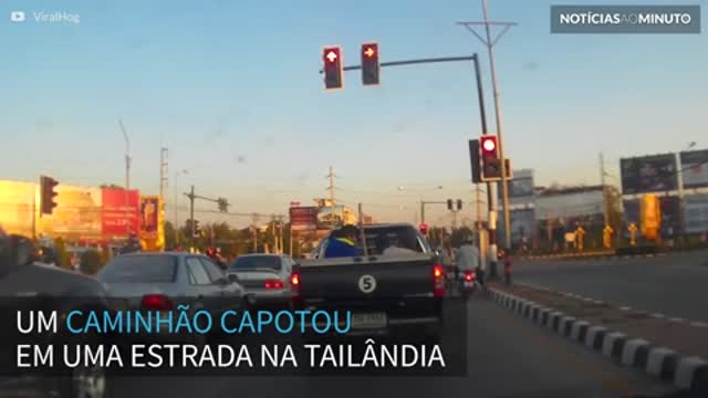 Caminhão capota e destrói semáforo