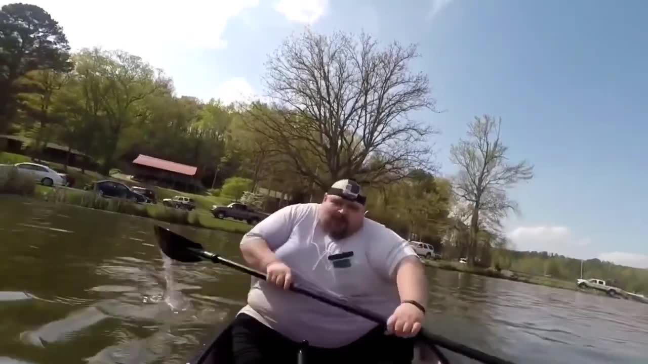 guy sings moana in a canoe😂✌✌