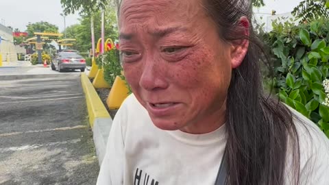 Millionaire blessed Chinese homeless and she cried so much with tears