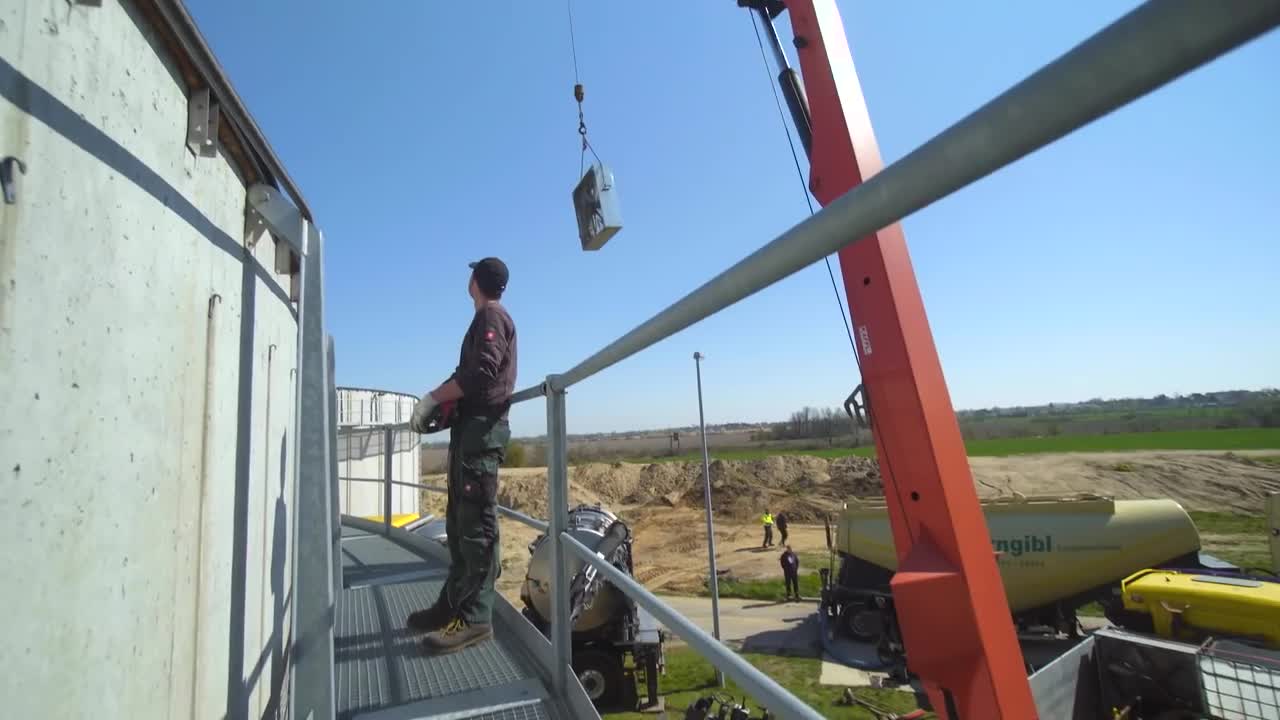 Fermenterreinigung in Biogasanlage mit Saugbagger