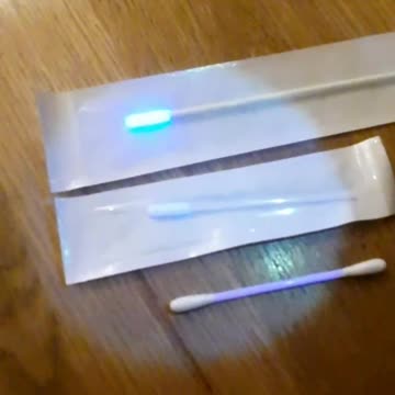 “買個螢光劑檢測燈，親手測試快篩拭子（最上方與中間，是快篩拭子。最上方亮晶晶，確實含有“螢光物質”。最下方是普通棉棒）”令人匪夷所思？！買個檢測燈，快篩前先驗，保護自己