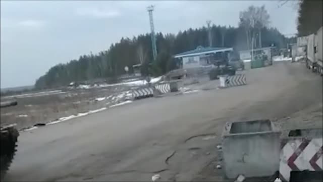 RUSSIAN TANKS INVADE UKRAINE THRU BELARUS BORDER, LIVE FOOTAGE!