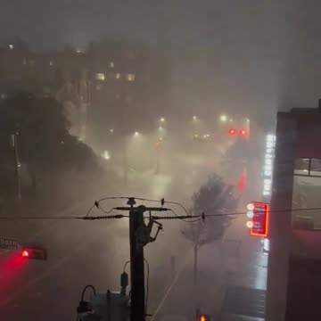 Oak Lawn in Dallas, Texas this morning - 70-80mph winds 💨👀