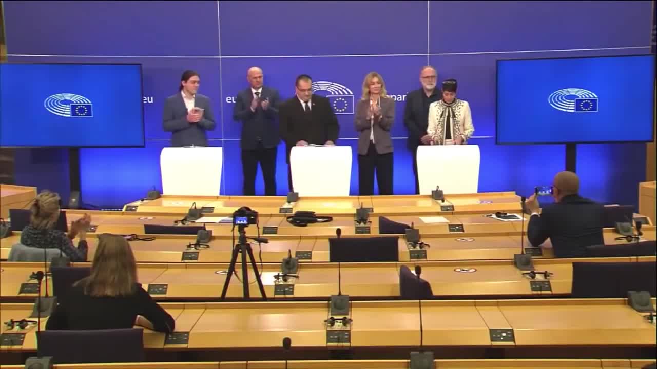 Des députés européen défendent la liberté et s'opposent au certificat vert numérique Covid Pass