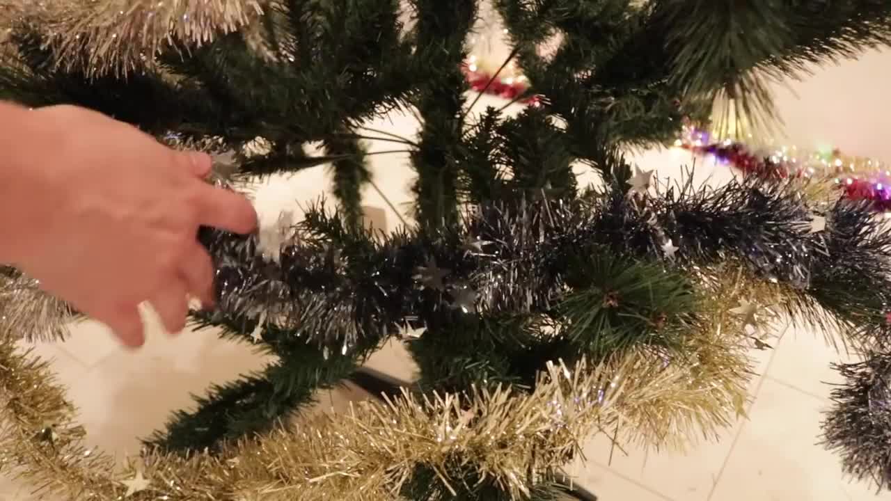 How To Properly Decorate a Christmas Tree