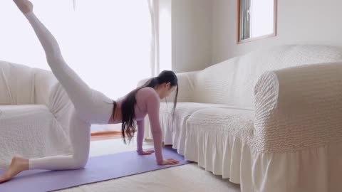 stretch the spine and stretch the spine, the movements are natural and graceful