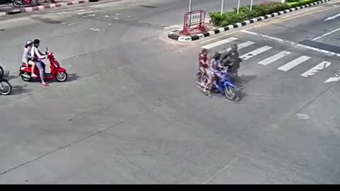 🛵🛵🛵 motor bike accident, that hurt so much 🛵🛵🛵