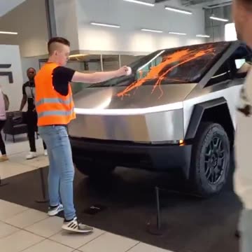 “Climate change activists” attack a Tesla Center in Hamburg, Germany and vandalize electric vehicles