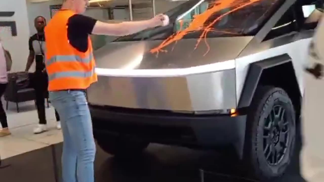 “Climate change activists” attack a Tesla Center in Hamburg, Germany and vandalize electric vehicles