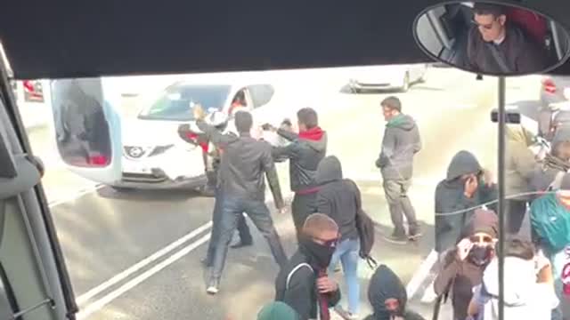 Violencia de la ultraizquierda e independentismo contra el bus de Hazte Oír en Cataluña (1)