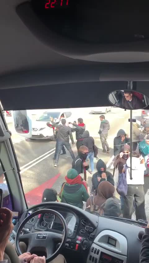 Violencia de la ultraizquierda e independentismo contra el bus de Hazte Oír en Cataluña (1)