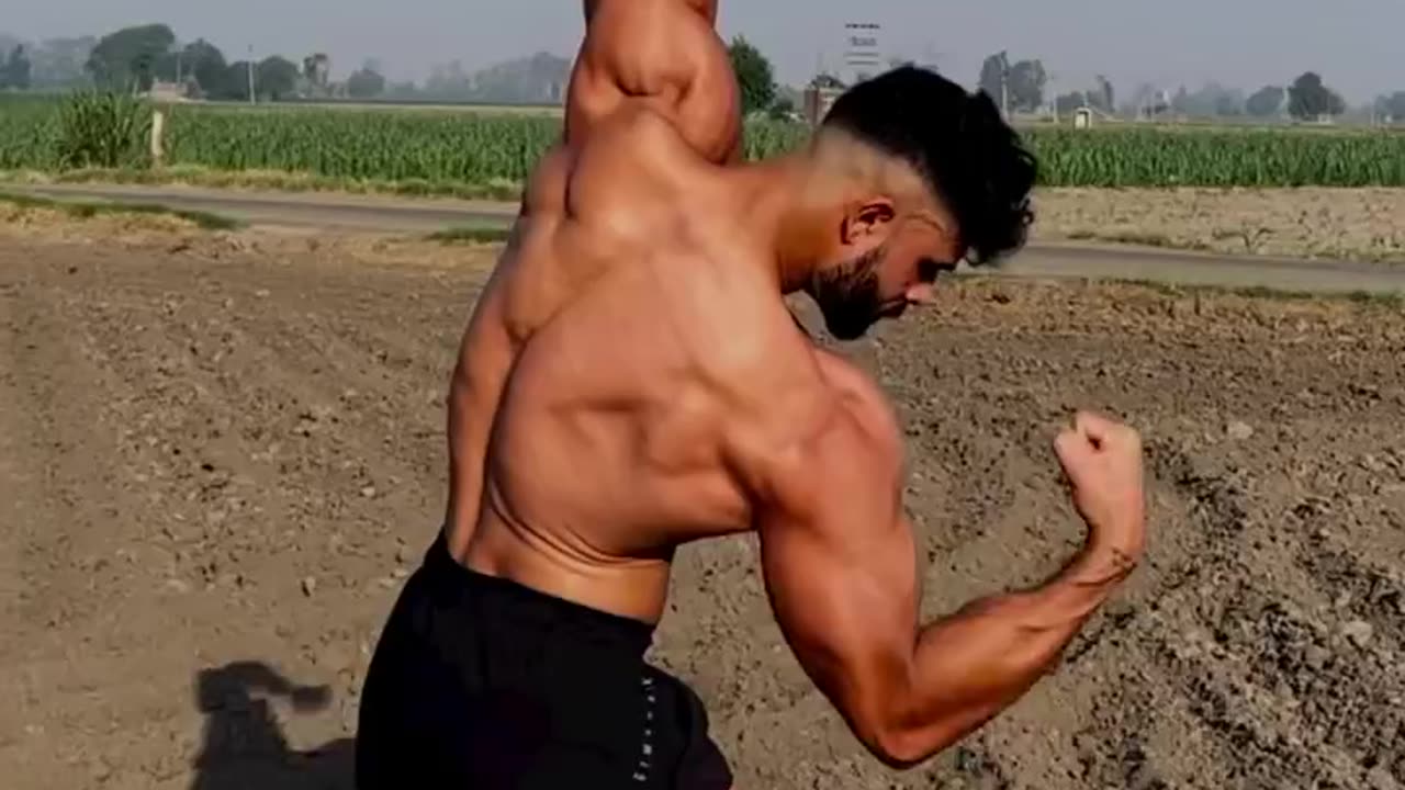 Hulk men outdoor workout