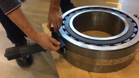 Demonstration of the Simatec Simatool BHT Large Bearing Handling Tool